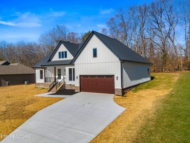 Elegant 3 Bedroom, 2 Bathroom Home with High end finishes and - photo 4