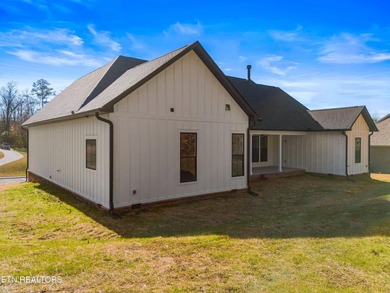 Elegant 3 Bedroom, 2 Bathroom Home with High end finishes and - photo 8