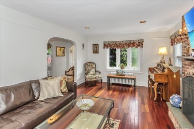 Fantastic opportunity in Great Neck! This beautifully maintained - photo 3