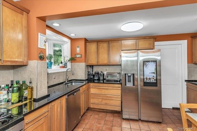 Fantastic opportunity in Great Neck! This beautifully maintained - photo 8