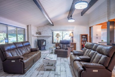 Enjoy 100 feet of owned frontage on Castle Rock Lake with this - photo 2