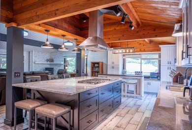 Enjoy 100 feet of owned frontage on Castle Rock Lake with this - photo 3