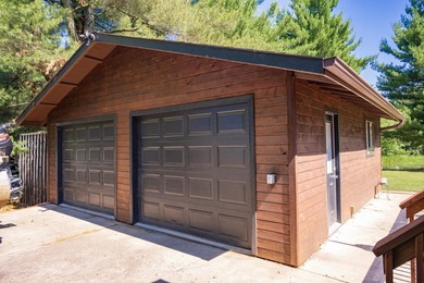 Enjoy 100 feet of owned frontage on Castle Rock Lake with this - photo 10