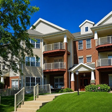 Discover your new home in this charming third floor condo - photo 1