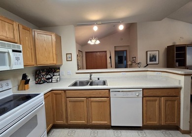 Discover your new home in this charming third floor condo - photo 7