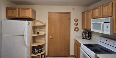 Discover your new home in this charming third floor condo - photo 8