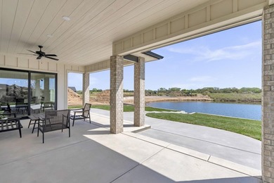 Seller will pay the first two years of HOA dues! This stunning - photo 31