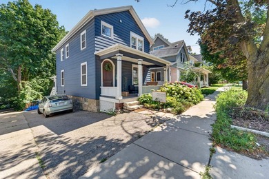 Perfect house in a prime location!! Welcome home to this - photo 2