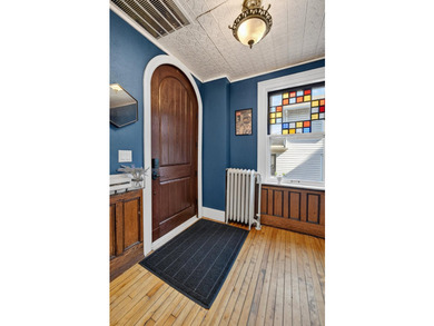 Perfect house in a prime location!! Welcome home to this - photo 5