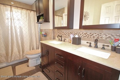 AMAZING OPPORTUNITY TO OWN THIS STUNNNING HOME! Step into this - photo 16