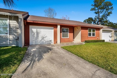 Lake Mandarin Townhome/Townhouse Active Under Contract in Jacksonville Florida