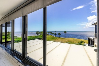 Experience luxury waterfront living in the impressive Marina - photo 5
