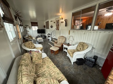 LOW LOT RENT: $688. 55+ community. TURNKEY. FURNISHED. Just - photo 15