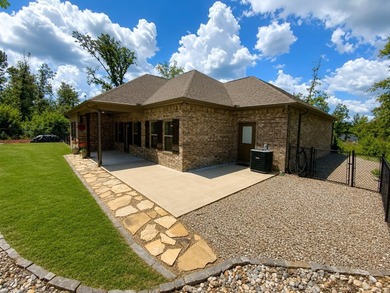 This beautifully maintained home is *move in ready* and offers - photo 2