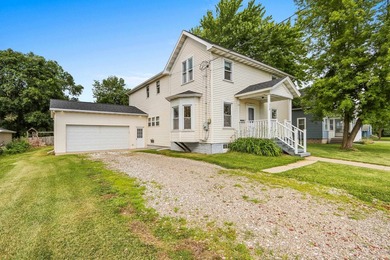 Welcome to your home on sought-after Doty Island! This inviting - photo 2