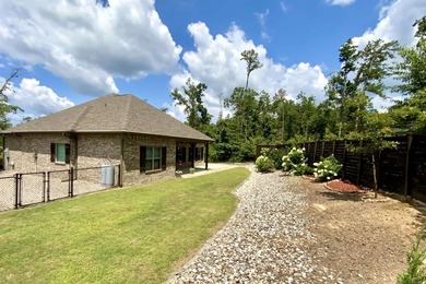 This beautifully maintained home is *move in ready* and offers - photo 7