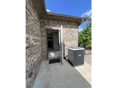 This beautifully maintained home is *move in ready* and offers - photo 8