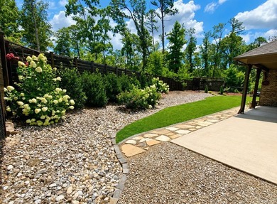 This beautifully maintained home is *move in ready* and offers - photo 9