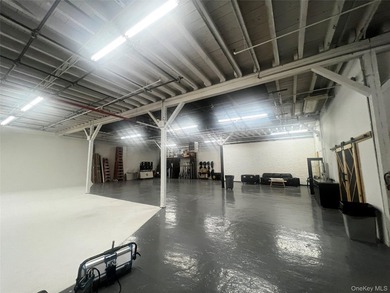 16,119 SF industrial warehouse in prime Greenpoint, Brooklyn - photo 1