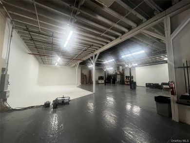 16,119 SF industrial warehouse in prime Greenpoint, Brooklyn - photo 2