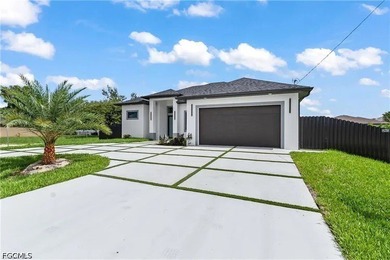 Welcome to this stunning newer-construction pool home offering 4 - photo 3