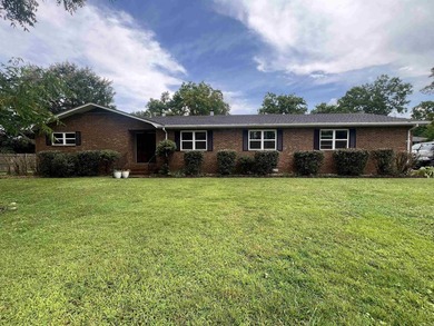 Move right into this beautifully updated 3 bedroom, 2.5 bathroom - photo 1