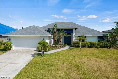 Beautiful Gulf-access, turnkey home offers 3 bedrooms, a den, 2 - photo 1
