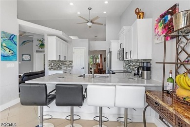 Beautiful Gulf-access, turnkey home offers 3 bedrooms, a den, 2 - photo 6