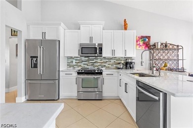 Beautiful Gulf-access, turnkey home offers 3 bedrooms, a den, 2 - photo 7