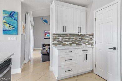 Beautiful Gulf-access, turnkey home offers 3 bedrooms, a den, 2 - photo 8