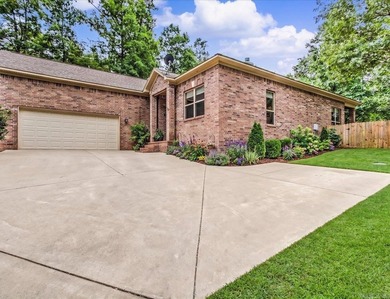 Elegance Meets Golf & Lake Living Nestled in a quiet, serene - photo 2