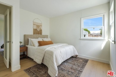 A turnkey Venice retreat featuring a thoughtfully renovated - photo 11