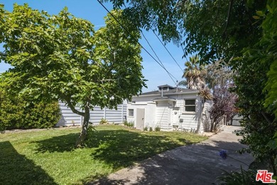 A turnkey Venice retreat featuring a thoughtfully renovated - photo 12
