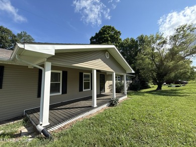 Welcome home to this well-maintained three-bedroom, two-bath - photo 3
