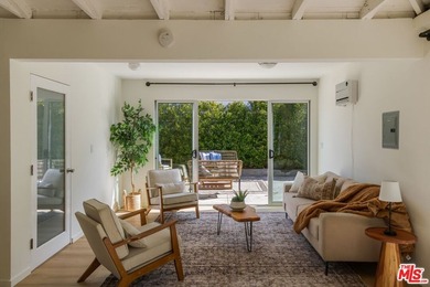 A turnkey Venice retreat featuring a thoughtfully renovated - photo 14