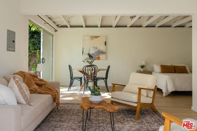 A turnkey Venice retreat featuring a thoughtfully renovated - photo 15