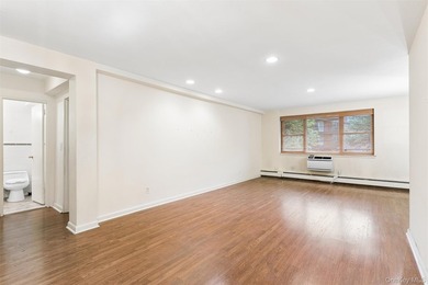 Rarely available, The Carlyle at Great Neck Plaza. A Premier - photo 15