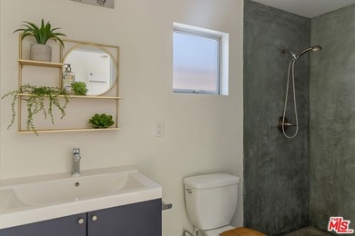 A turnkey Venice retreat featuring a thoughtfully renovated - photo 16
