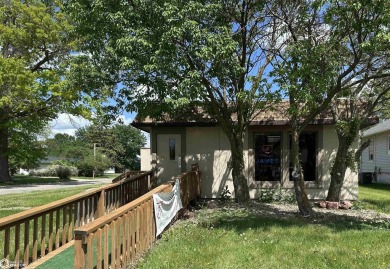 Nice commercial building offering nearly 2000 sq ft on one level