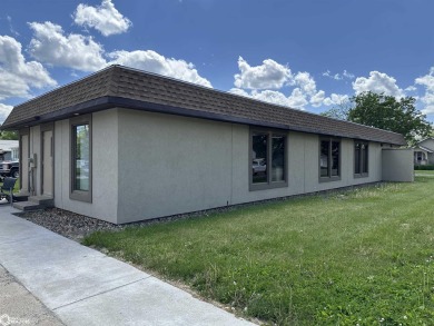 Nice commercial building offering nearly 2000 sq ft on one level