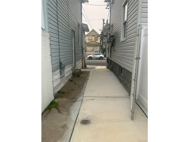 An exceptional investment and owner-occupant opportunity, this - photo 3