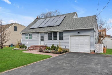 Lindenhurst Village 4-bedroom 1 bath cape, redone dining room - photo 16