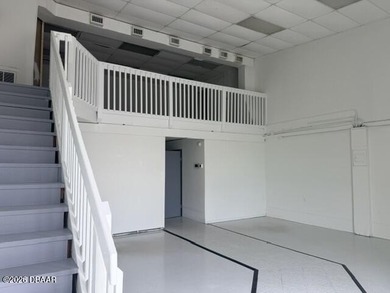 Unlock the potential of this versatile 3,000 sqft warehouse - photo 3