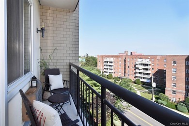 Triple-Mint High-Floor Corner Condo with Balcony, Water Views & - photo 5