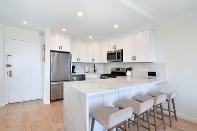 Triple-Mint High-Floor Corner Condo with Balcony, Water Views & - photo 7