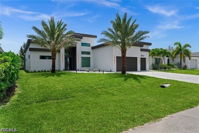Experience luxury waterfront living in this stunning - photo 5