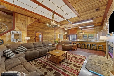 Rustic and Luxury are a wonderfully blended match in this unique - photo 10