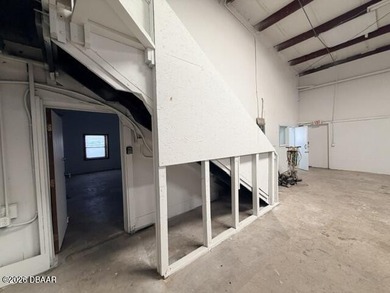 Unlock the potential of this versatile, vacant 3,000 sqft - photo 4