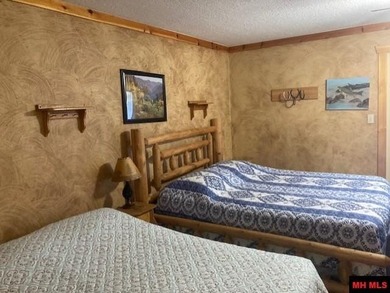 River Lodge features; 7 bedrooms, 9 baths, large conference room