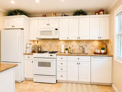 Welcome to Bay Terrace Gardens Section 3! This desirable lower - photo 7